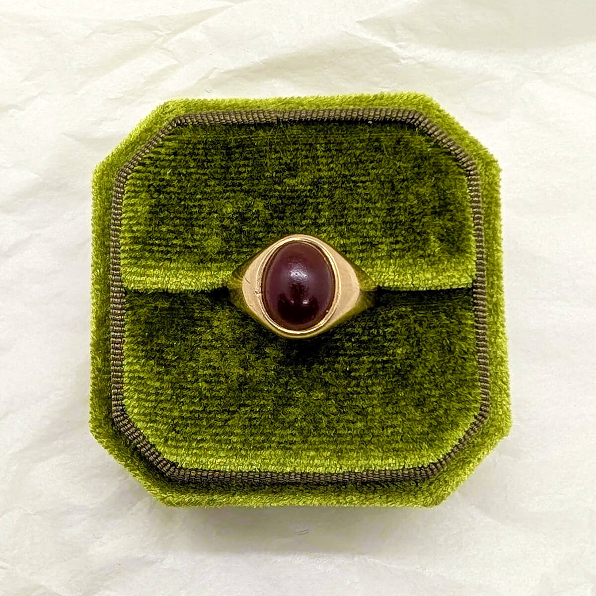 9ct Yellow Gold Signet Ring with a Carnelian Cabochon