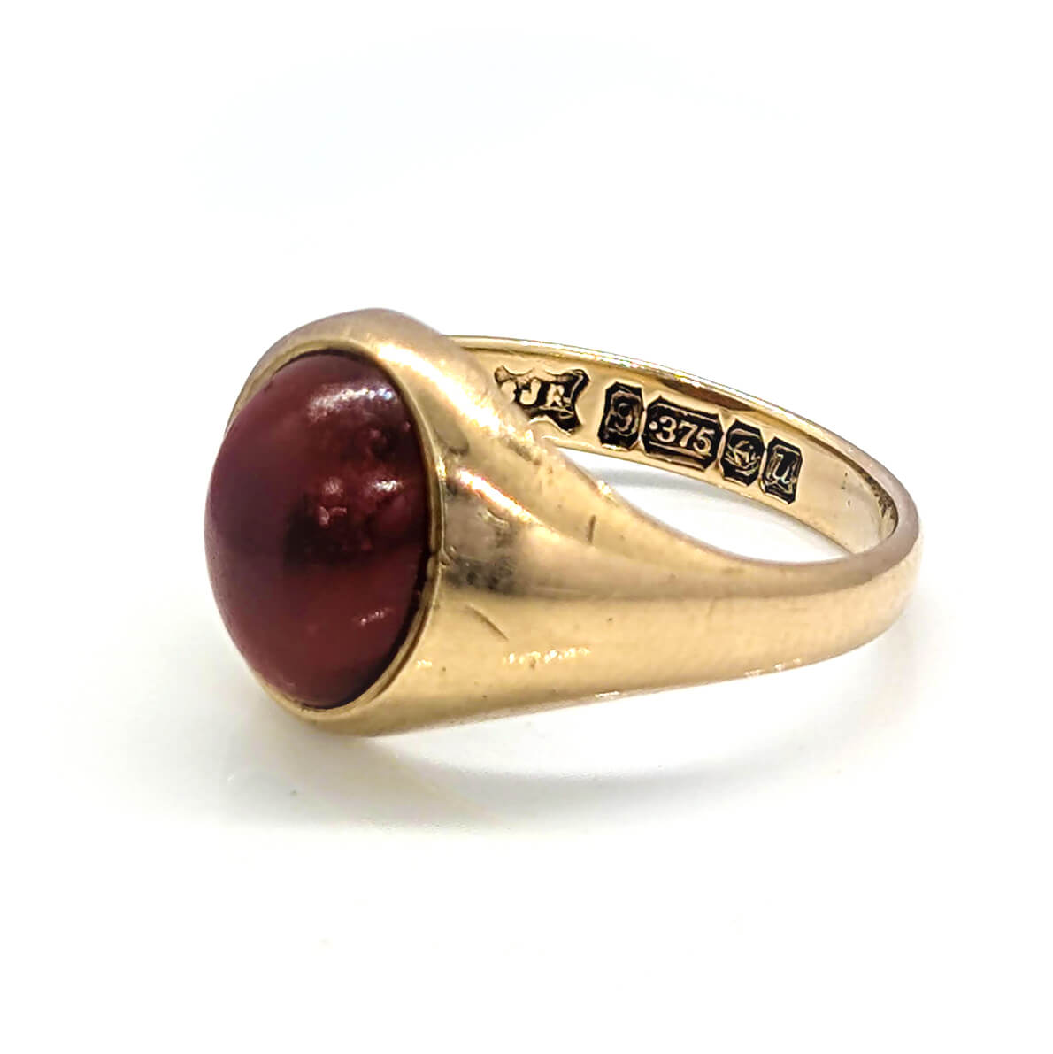 9ct Yellow Gold Signet Ring with a Carnelian Cabochon