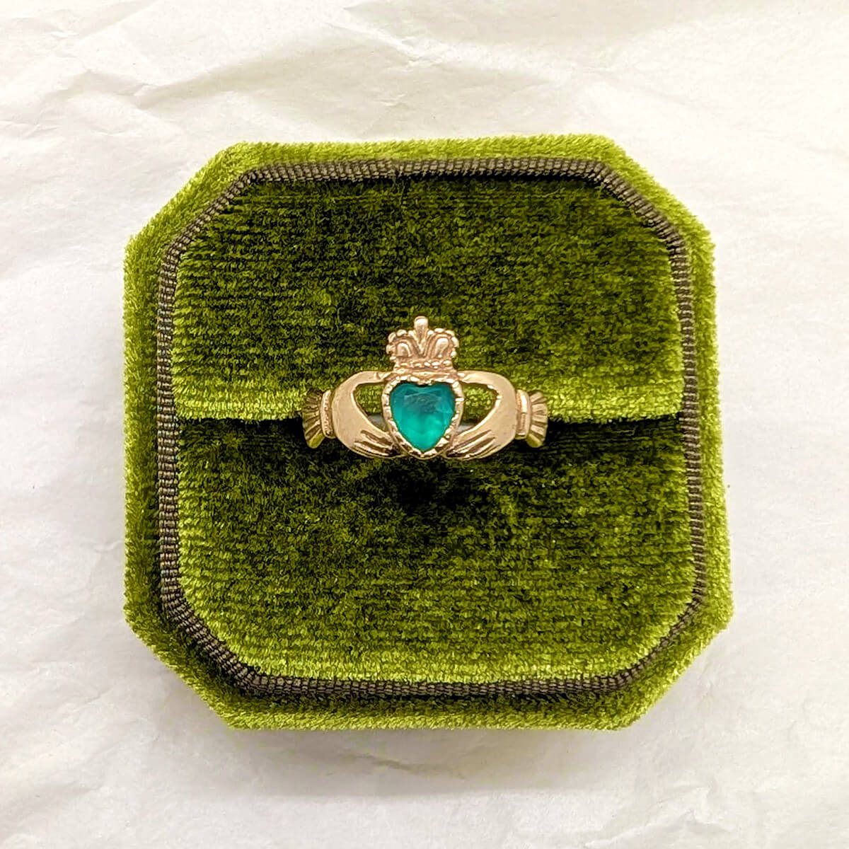 9ct Yellow Gold Claddagh Ring with Chrysoprase Heart
