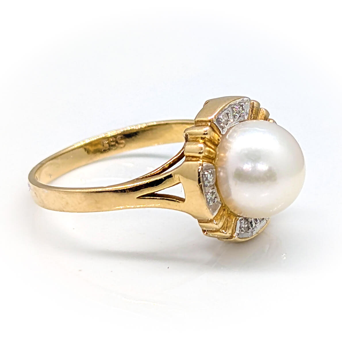 14ct Yellow Gold Cluster Ring with Diamonds and Synthetic Pearl
